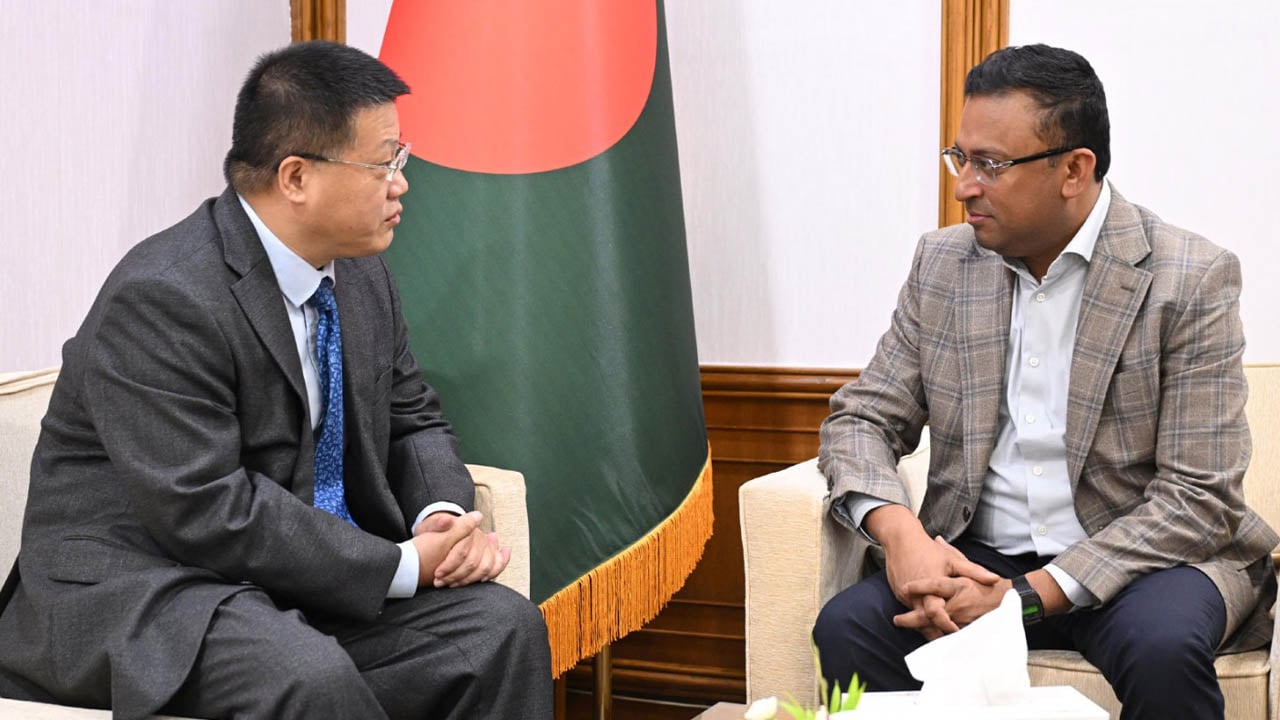 পররাষ্ট্র উপদেষ্টা হুমায়ুন কবিরের সঙ্গে চীনের রাষ্ট্রদূতের সাক্ষাৎ