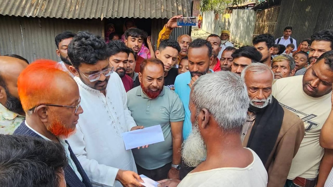 চান্দিনায় অগ্নিদগ্ধদের পাশে দাঁড়ালেন এমপি শাওন
