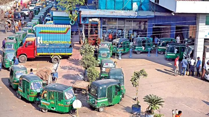 গ্যাস সংকটে জনজীবন বিপর্যস্ত, দুর্দশায় সিএনজি চালকরা
