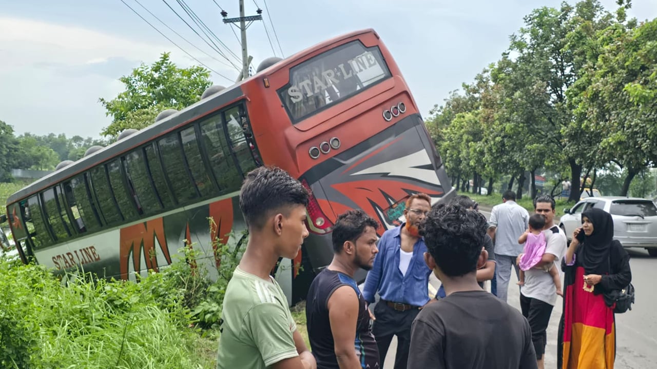 নিয়ন্ত্রণ হারিয়ে বাস খাদে, অল্পের জন্য প্রাণ রক্ষা ৪৫ যাত্রীর