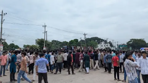অপ্রতিম হত্যার দ্রুত বিচার দাবিতে ঢাকা-চট্টগ্রাম মহাসড়ক অবরোধ 