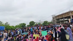 অপ্রতিম হত্যার দ্রুত বিচার দাবিতে ঢাকা-চট্টগ্রাম মহাসড়ক অবরোধ