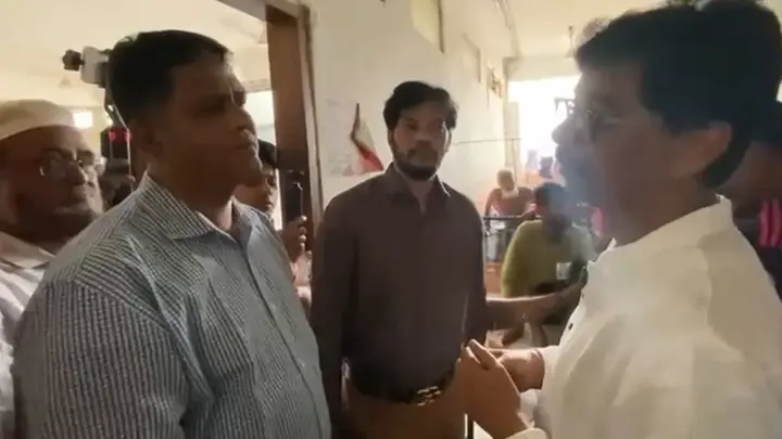 ‘হারপিক এনে দেন, আমি ক্লিন করব’ কুমেক পরিচালককে কৃষিমন্ত্রী