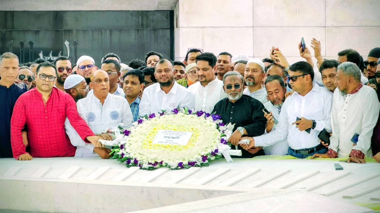 জিয়া ও খালেদার সমাধিতে শ্রদ্ধা জানালেন কুসিক প্রশাসক