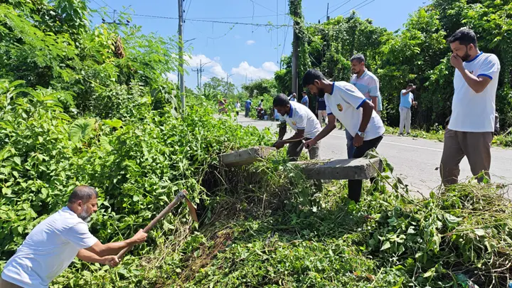ডেঙ্গু ও ডাকাতির আতঙ্ক দূর করতে গোমতীর পাড়ে সাবেক কাউন্সিলরের পরিচ্ছন্নতা অভিযান