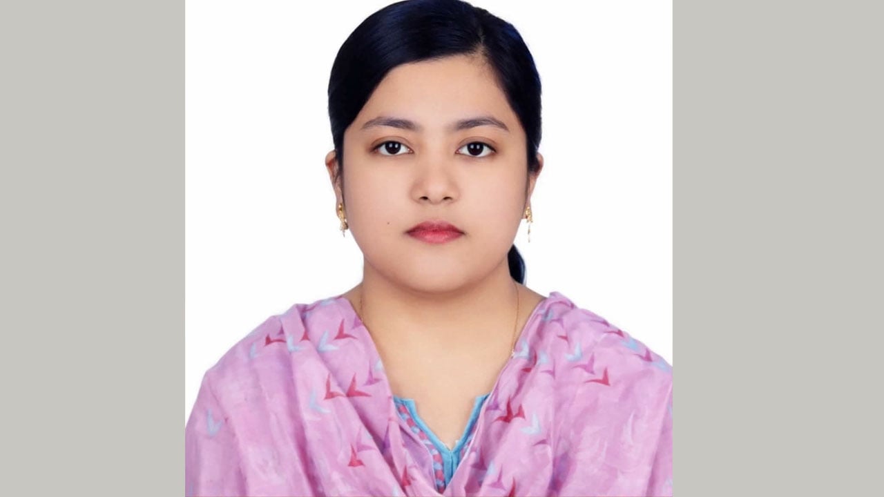 সাংবাদিকদের দেখলেই দরজা বন্ধ করে দেন কুমিল্লার ডিসি