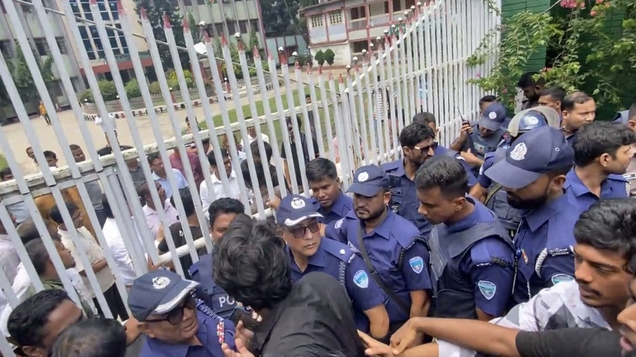 কুমিল্লা শিক্ষা বোর্ডের সামনে এইচএসসি পরীক্ষার্থীদের অবস্থান কর্মসূচি