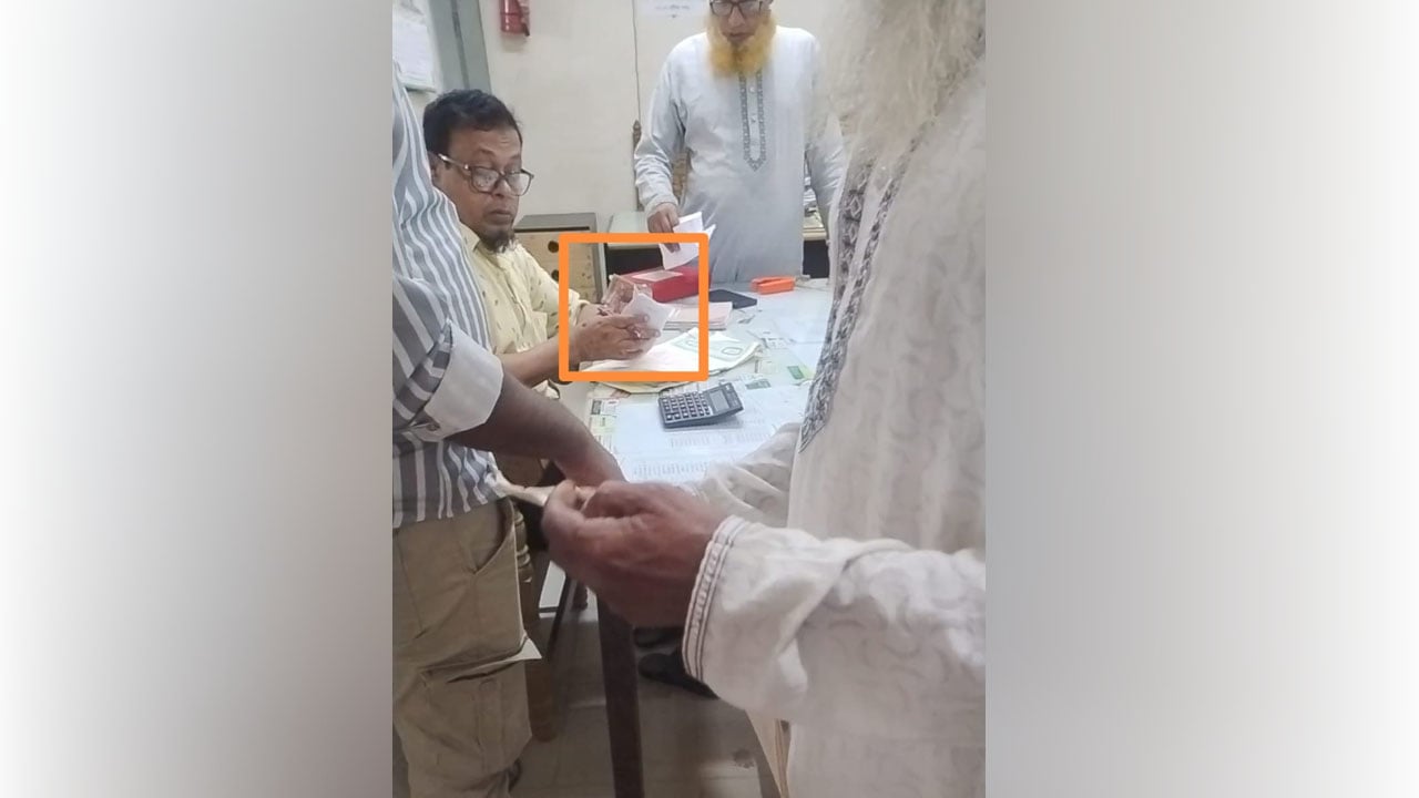 কুমিল্লা সদর সাব রেজিস্ট্রার অফিসে প্রকাশ্যে ঘুষ লেনদেন