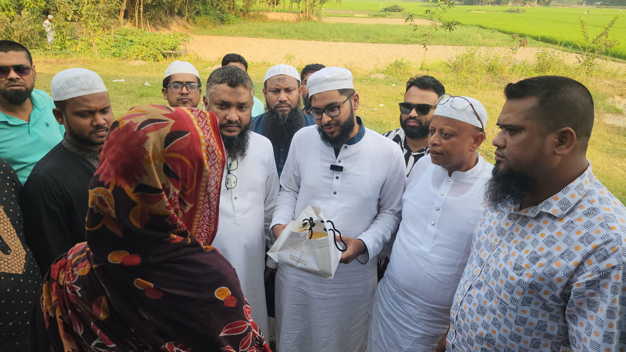 বিএনপি নেতা কায়কোবাদের রমজানের উপহার পেলো ৭ শহীদ পরিবার