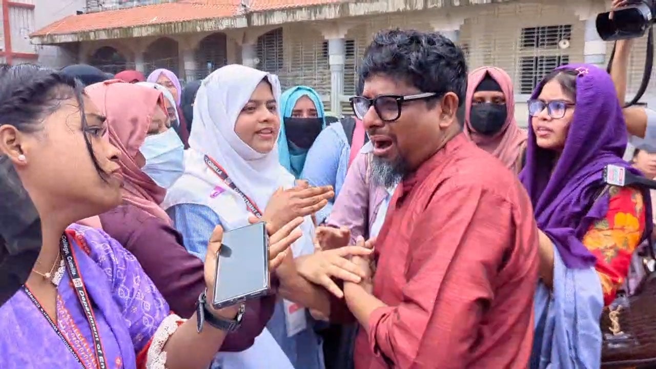 আমার চাকরিটা খাইয়ো না, শিক্ষার্থীদের কাছে শিক্ষকের আকুতি