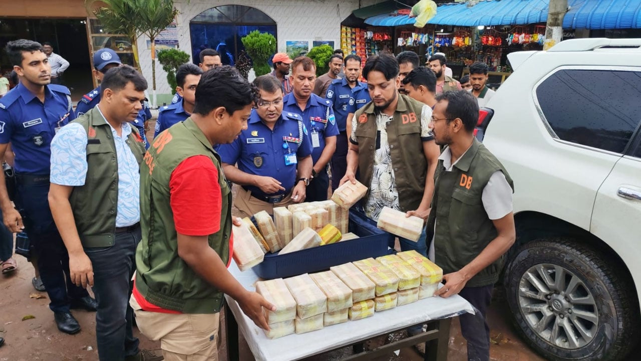 কুমিল্লায় প্রাডো গাড়িতে ১৫ কোটি টাকার ইয়াবাসহ আটক ২