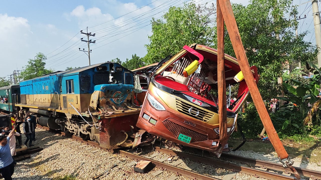 কুমিল্লায় ট্রেন-বাসের সংঘর্ষ: দুই গেটম্যানকে আসামি করে মামলা