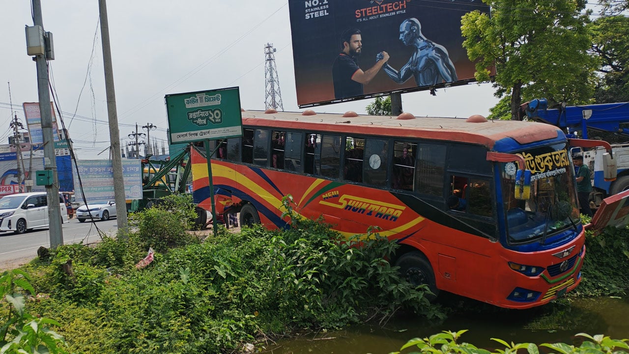 বৃদ্ধকে বাঁচাতে খাদের কিনারায় বাস, রক্ষা পেল অর্ধশতাধিক যাত্রীর প্রাণ