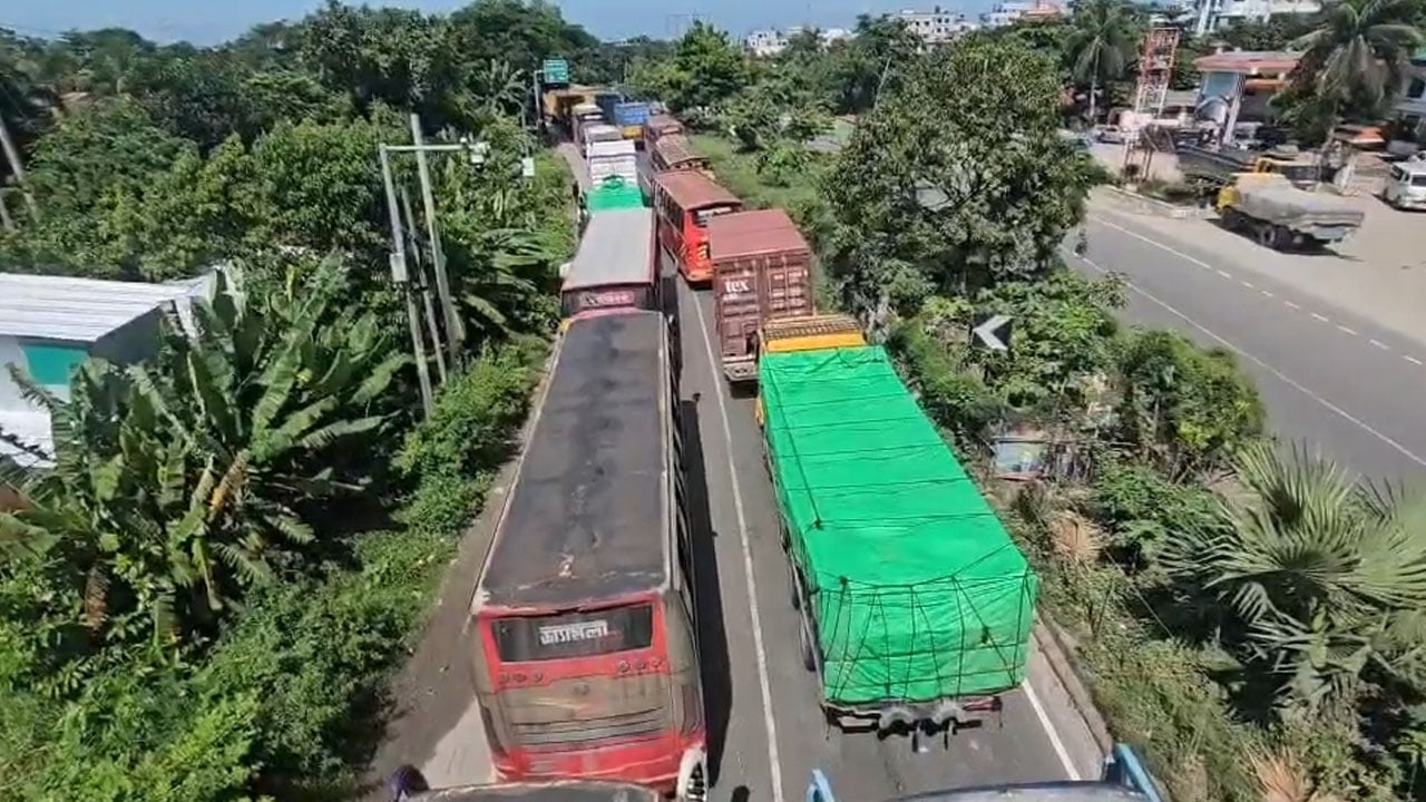 ঢাকা-চট্টগ্রাম মহাসড়কে ৪০ কিলোমিটার যানজটে অ্যাম্বুলেন্সেই রোগীর মৃত্যু