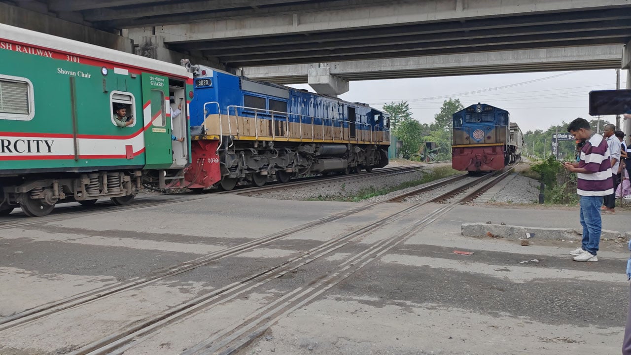 ৮ ঘণ্টা পর ঢাকা-চট্টগ্রাম রুটে রেল চলাচল স্বাভাবিক