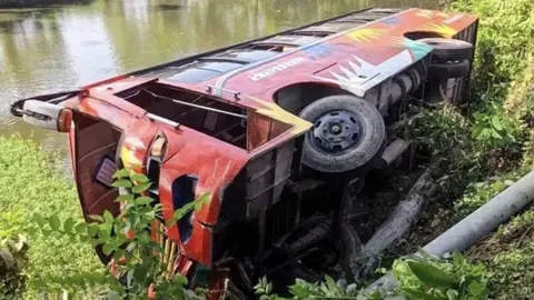 কুমিল্লায় বাসে খাদে পড়ে হেলপার নিহত, আহত ১০ যাত্রী 
