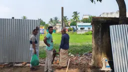 কুমিল্লায় সরকারি দেয়াল ভেঙে ফসলি জমি ভরাটের অভিযোগ 