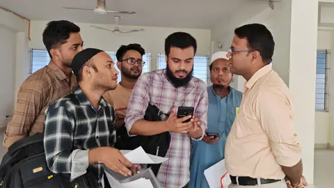 কুমিল্লায় ভেরিফিকেশনে বাদ পড়লেন ৭৭ প্রাথমিক শিক্ষক