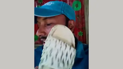 কাঙ্ক্ষিত পদ না পেয়ে নিজের গালে জুতাপেটা ছাত্রদল নেতার, ভিডিও ভাইরাল