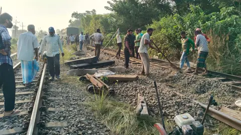 ১৬ ঘণ্টা পর কর্ণফুলী ট্রেনের লাইনচ্যুত ৪ বগি উদ্ধার