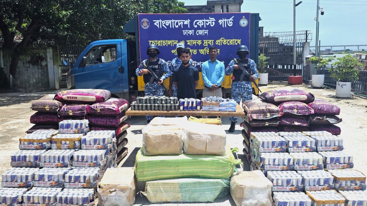 রাজধানীতে শুল্ক ফাঁকি দিয়ে আনা বিপুল পরিমাণ ভারতীয় পণ্য জব্দ