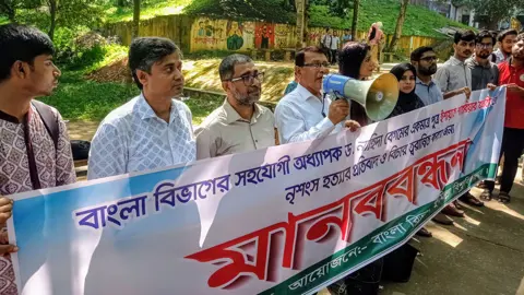 অপ্রতিম হত্যাকাণ্ডে দ্রুত বিচার দাবিতে কুবিতে আবারো মানববন্ধন