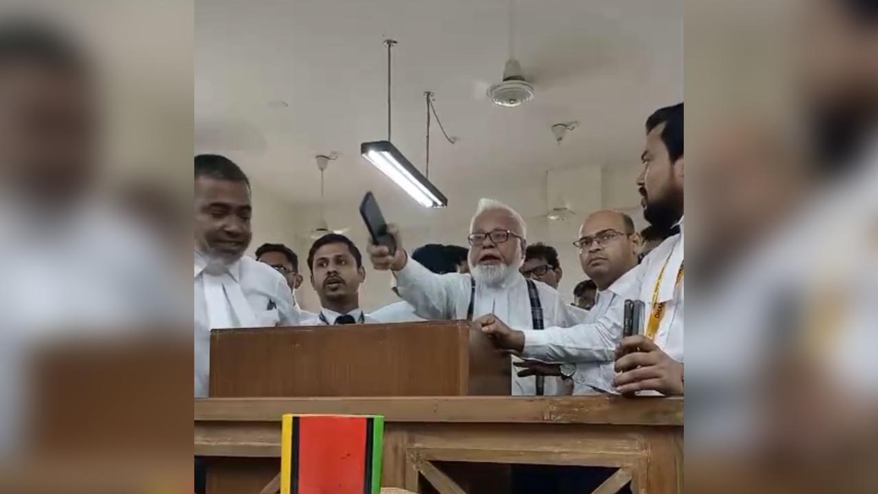 জামিন না দেয়ায় বিচারককে আ.লীগের দালাল বললেন বিএনপিপন্থি আইনজীবীরা