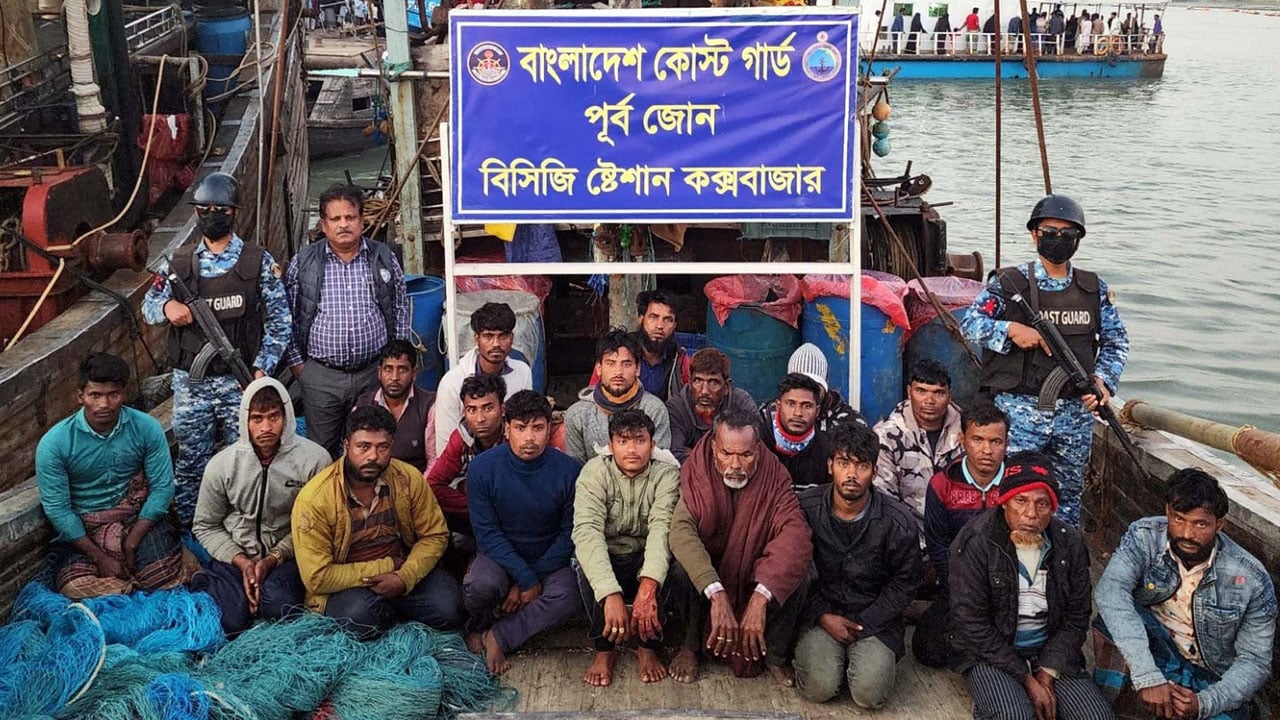 গভীর সমুদ্রে দুই আর্টিসানাল ট্রলিং বোট, ১০০০ কেজি মাছসহ ধরা ৩৪ জেলে