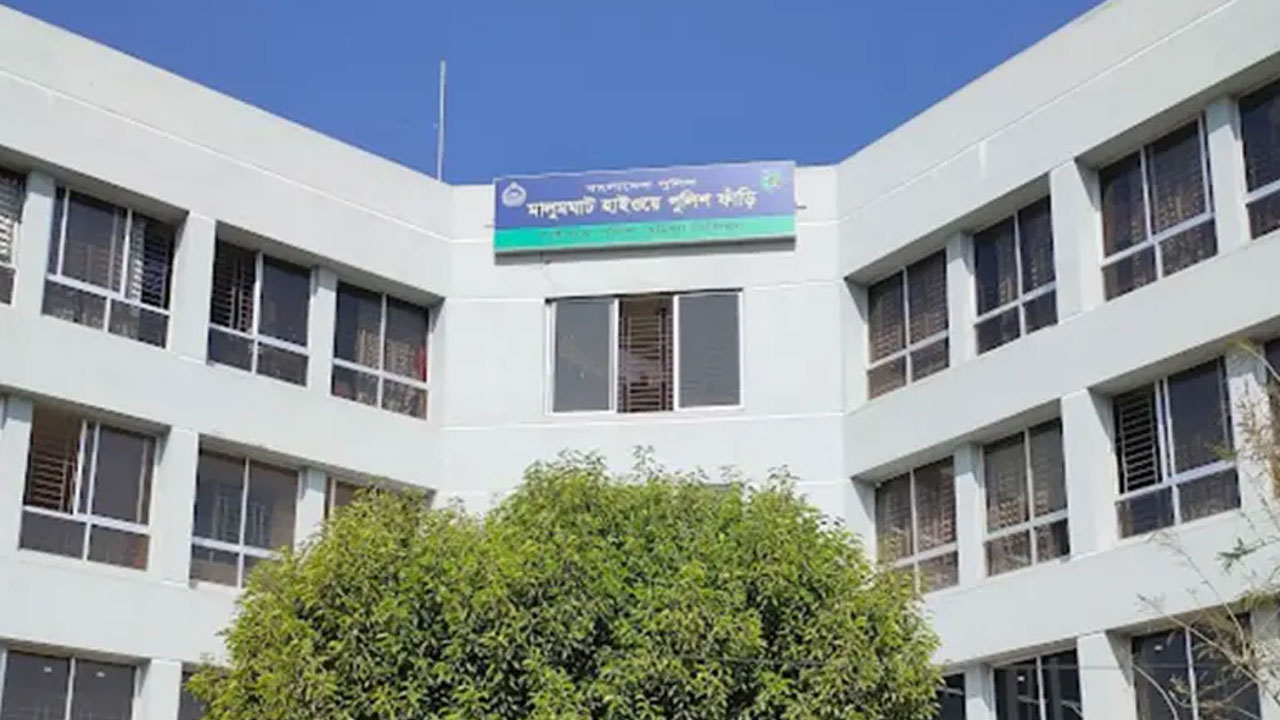 চকরিয়ায় গাড়ি খাদে পড়ে কনস্টেবল নিহত, আহত ৪