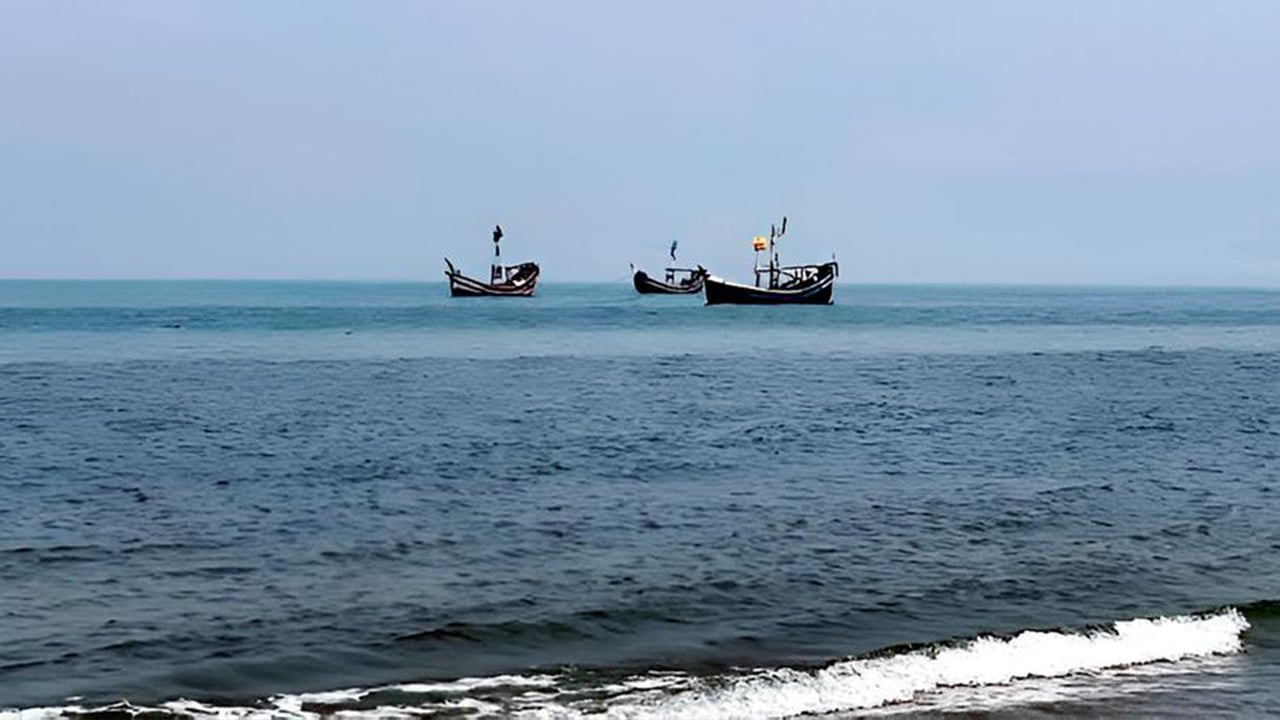 এবার সেন্টমার্টিন উপকূল থেকে ১৮ জেলেকে অপহরণ