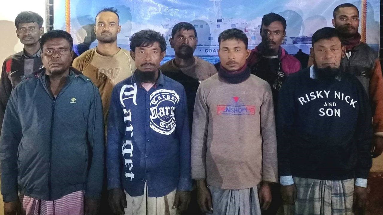 গভীর সমুদ্রে ইঞ্জিন বিকল, ভাসতে থাকা ৯ জেলেকে উদ্ধার