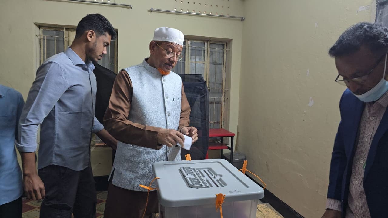 নিজের কেন্দ্রে ভোট দিলেন হামিদুর রহমান আযাদ