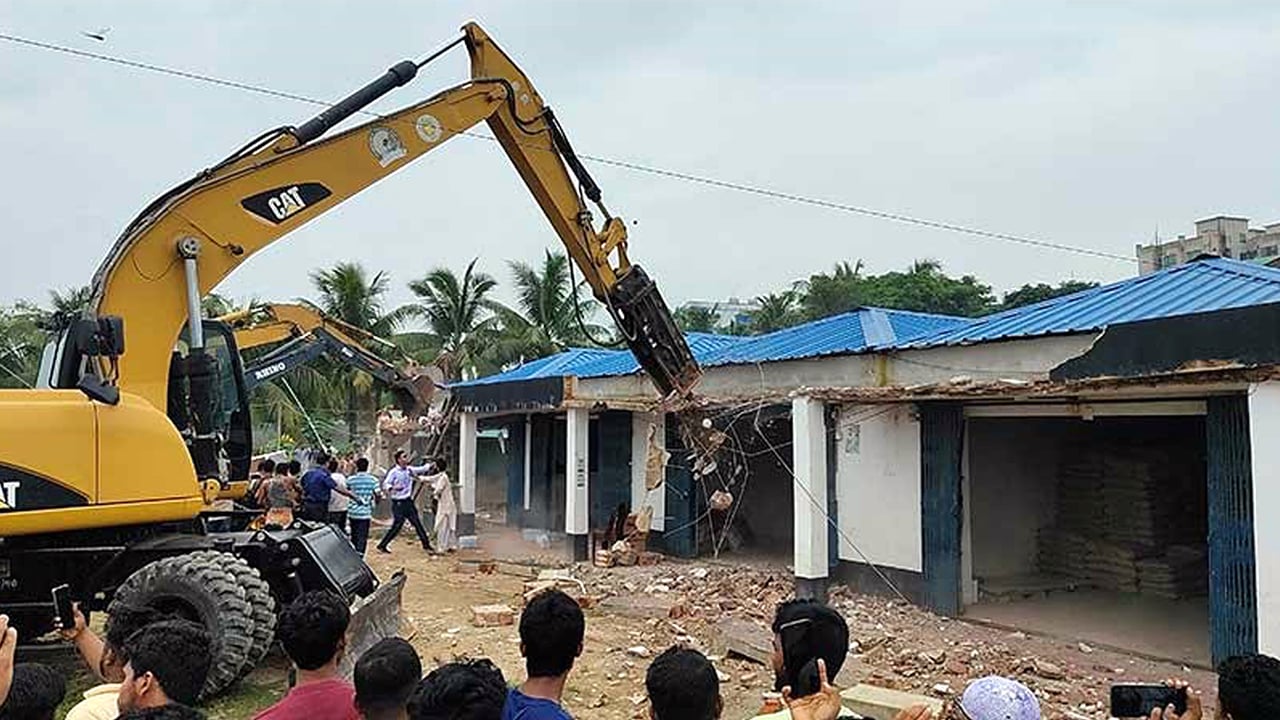 বাঁকখালীর ৩ শতাধিক অবৈধ স্থাপনা উচ্ছেদে অভিযান