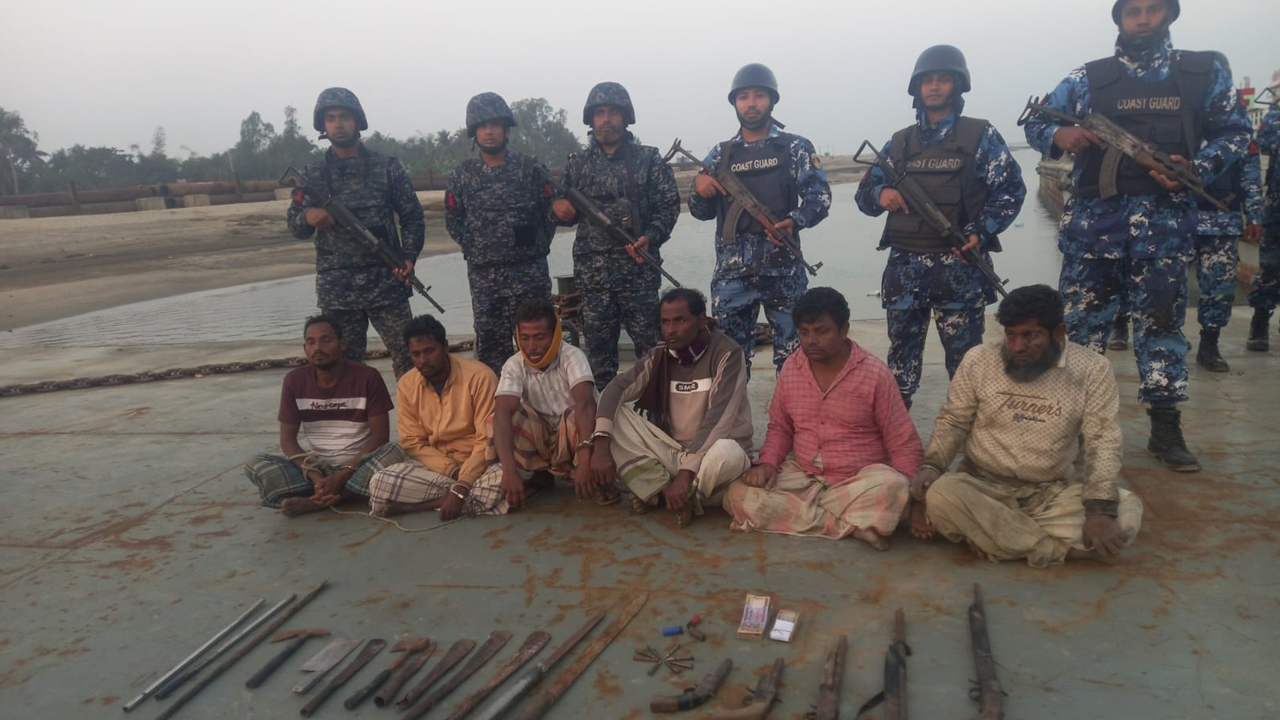 মহেশখালী থেকে ১৬ অস্ত্রসহ ৬ জন গ্রেপ্তার