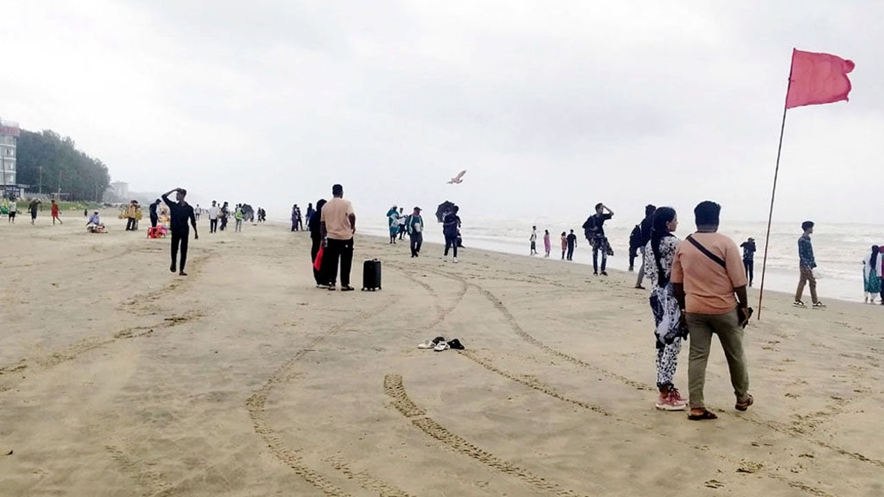 উত্তাল বঙ্গোপসাগরে দমকা হাওয়া, বাধা না মেনে সমুদ্রস্নানে পর্যটকরা