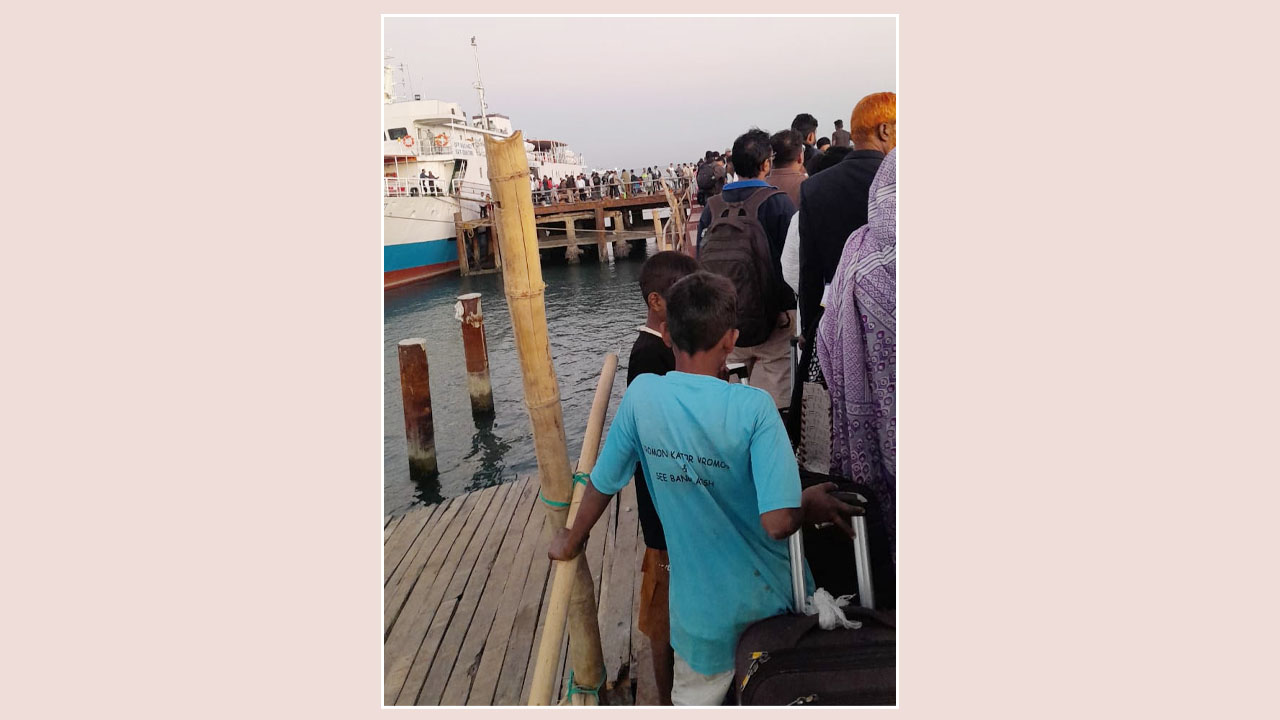 সেন্টমার্টিন জেটির রুগ্ণদশা। ছবি: আমার দেশ
