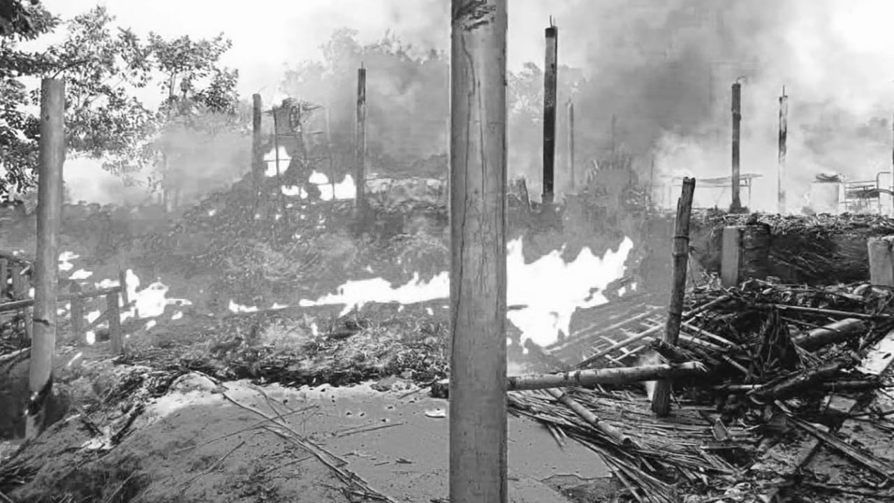 রোহিঙ্গা ক্যাম্পে আগুনে পুড়ে গেছে হাসপাতাল ও ৫ বাড়ি