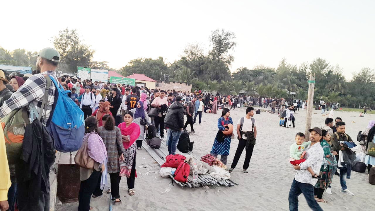 সেন্টমার্টিন ভ্রমণে খরচ ও ভোগান্তি বেড়েছে পর্যটকদের