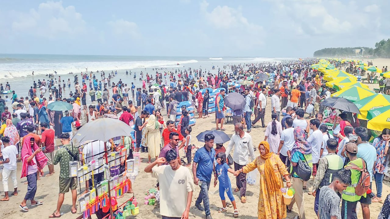 পর্যটকে মুখর কক্সবাজার সৈকতে আনন্দ-উচ্ছ্বাস