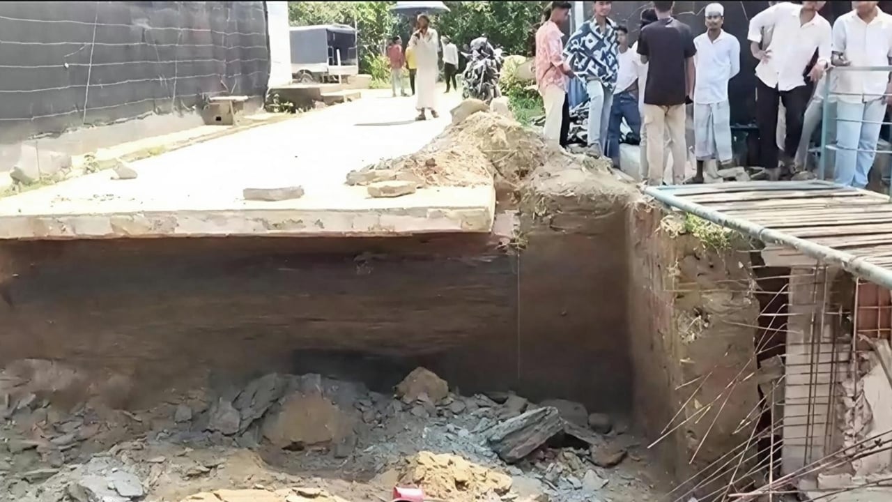 কালভার্ট নির্মাণকাজে মাটিচাপা পড়ে দুই শ্রমিকের মৃত্যু