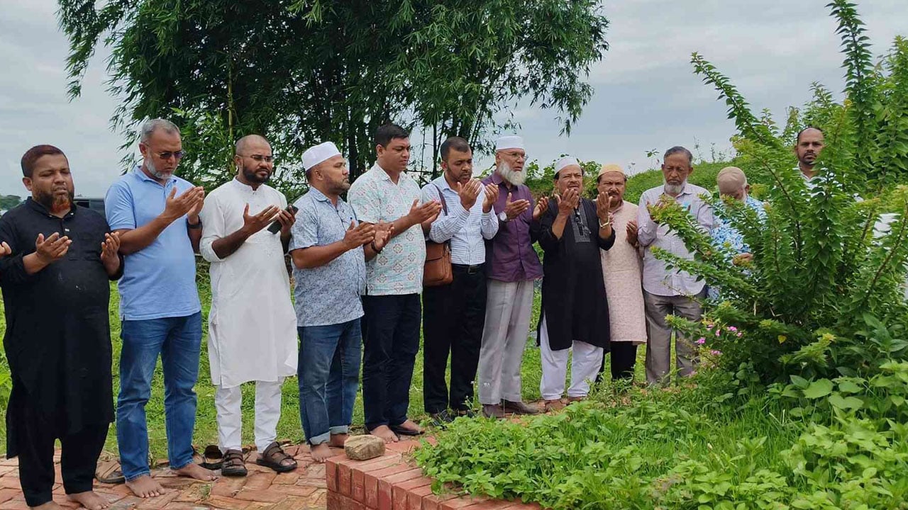 কক্সবাজারে পাঁচ জুলাই শহীদের কবর জিয়ারতে সাংবাদিক নেতারা