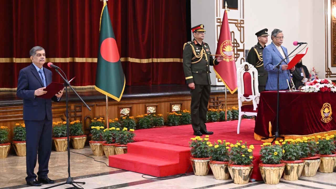 শপথ নিলেন উপদেষ্টা আবরার