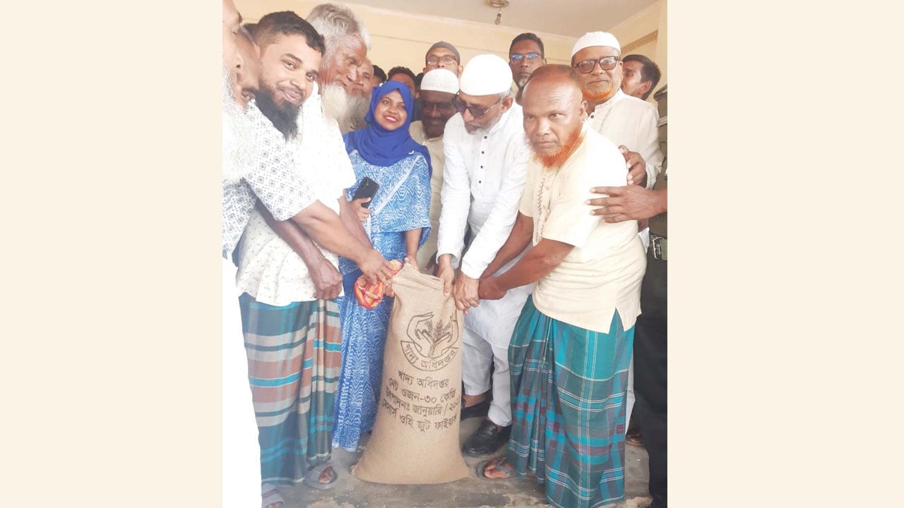 চিরিরবন্দরে ভিজিএফের চাল বিতরণ উদ্বোধন