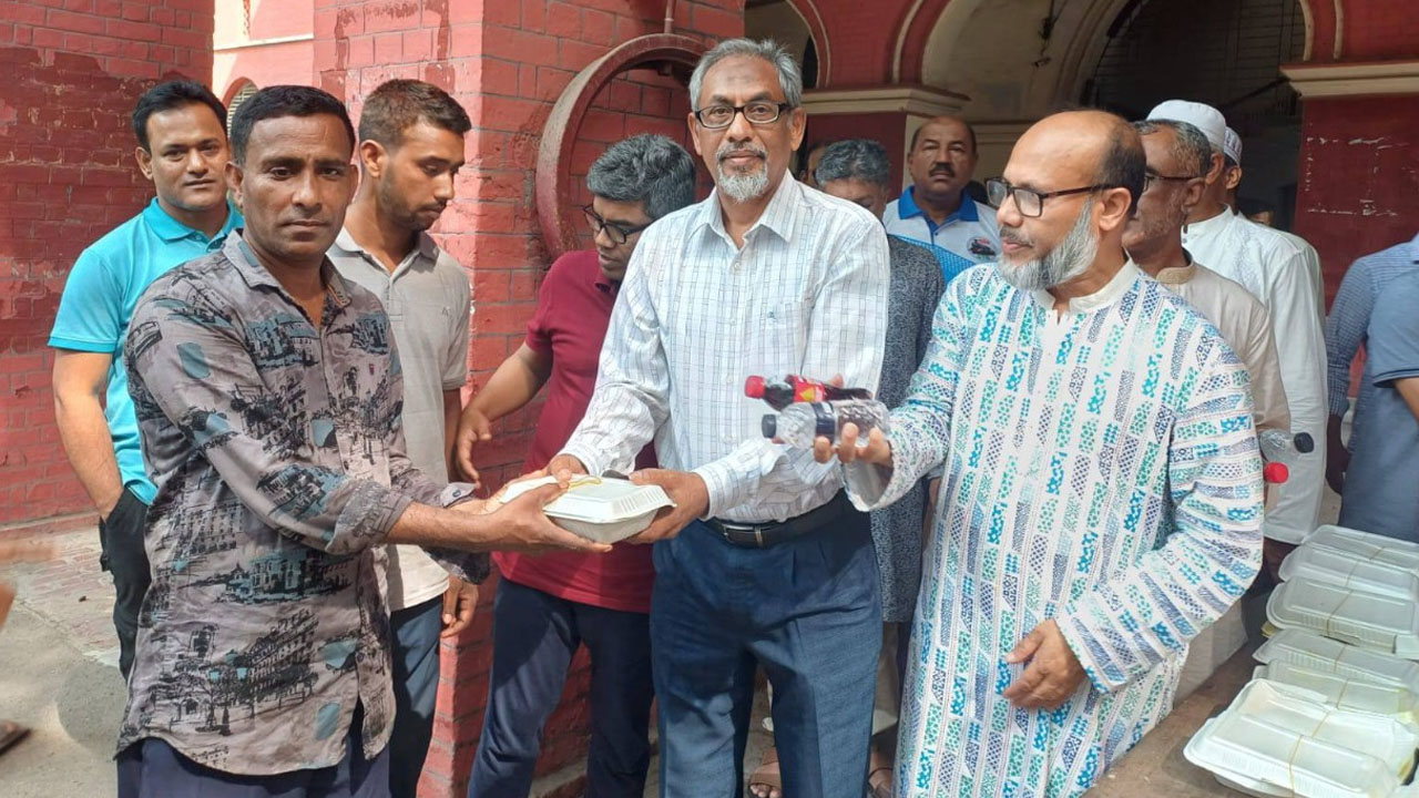 পরিচ্ছন্নতায় ঝাড়ু হাতে রেলের মহাব্যবস্থাপক, শ্রমিকদের সঙ্গে ভাগ করে খেলেন খিচুড়ি