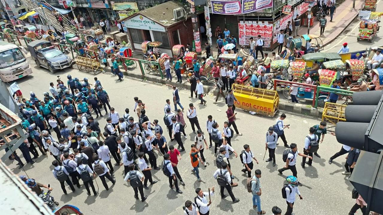 ঢাকা কলেজ ও সিটি কলেজের শিক্ষার্থীদের সংঘর্ষ, আহত ৮
