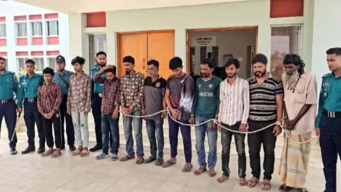 পতেঙ্গায় পুলিশকে মারধর ছিনতাইয়ে আটক ১২