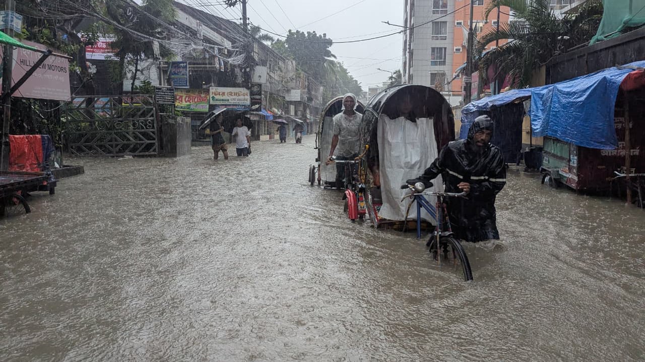 সারা দেশে বৃষ্টি, ভারী বর্ষণে ডুবেছে চট্টগ্রামসহ উপকূলীয় বহু এলাকা