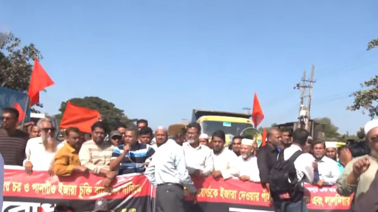 টার্মিনাল ইজারার প্রতিবাদে চট্টগ্রাম বন্দরের ৩ প্রবেশমুখে স্কপের অবরোধ