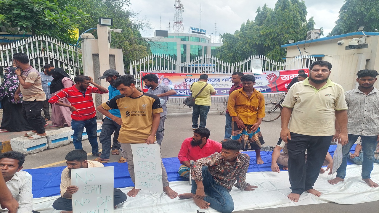 বেসরকারিকরণ প্রক্রিয়া বন্ধ না হলে চট্টগ্রাম বন্দর অচল করার হুঁশিয়ারি
