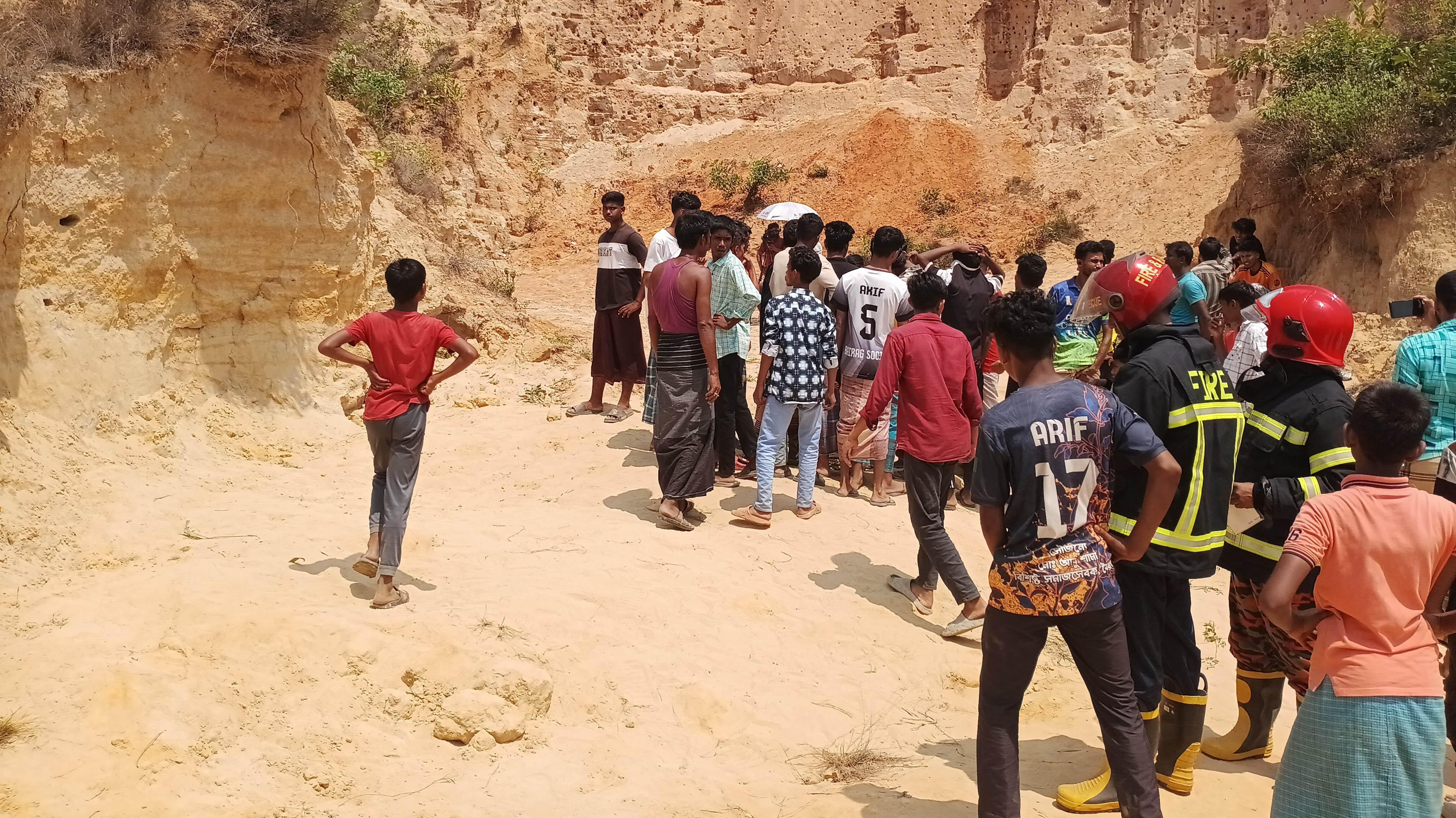 চট্টগ্রামের আনোয়ারায় পাহাড় ধসে দুই শিশুর মৃত্যু